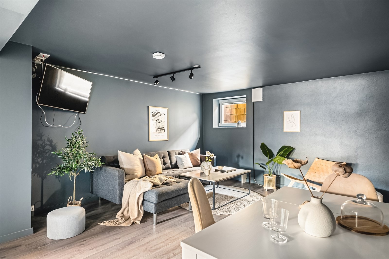 Kjellerstue er 22,7 m². Herlig med stue (og bad) i hver etasje gitt antall soverom boligen har. Gulvvarme i underetasje. Galleribilde