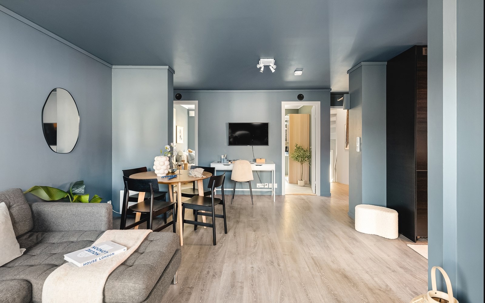 Stue og kjøkken har åpen løsning, men er likevel adskilt i to separate soner. Rommet måler 30,6 m². Galleribilde
