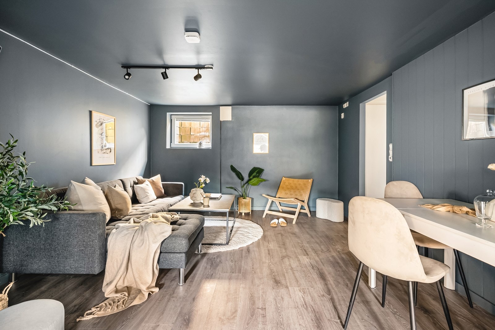 Underetasje måler 55 m², og er innredet med 3 soverom, bad og stue. Bak vegg (t.h.) er det klargjort opplegg for å kunne montere kjøkkeninnredning. Galleribilde