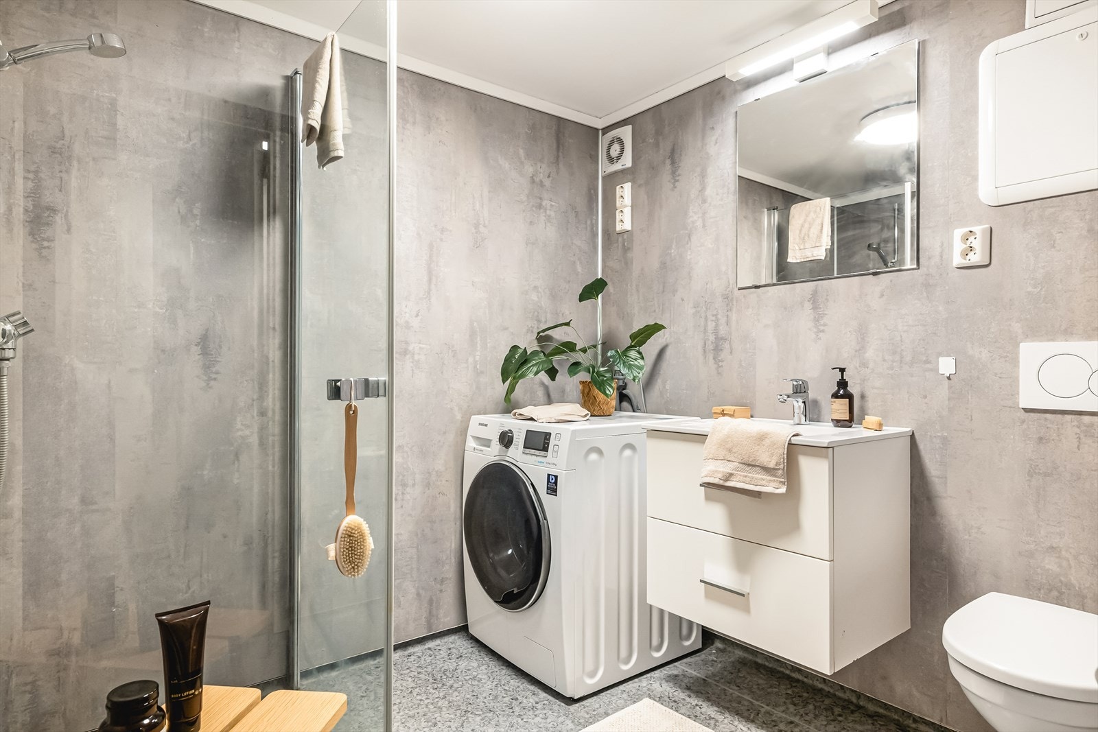 Bad ble etablert/bygget i 2019. Tilsvarende baderomsplater og gulvbelegg som på det andre badet. Galleribilde