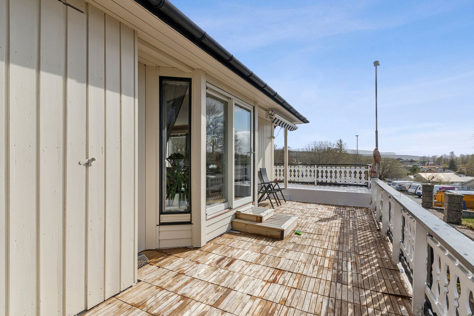 Balkongen på ca. 46 m² har adkomst fra både stuen og terrenget. Galleribilde