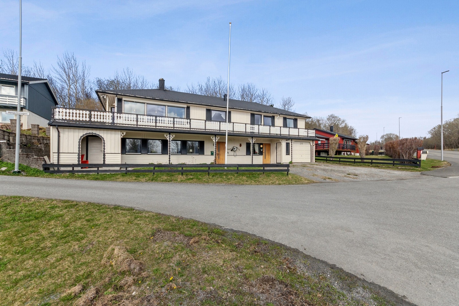 Eiendommen ligger i et etablert boligområde som hovedsakelig består av eneboliger. Galleribilde