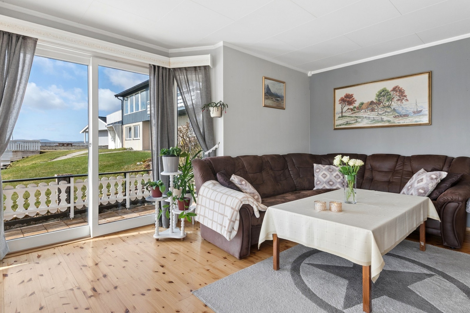Fra stuen er det direkte utgang til en balkong på hele 46 m² via en skyvedør i malt tre. Galleribilde