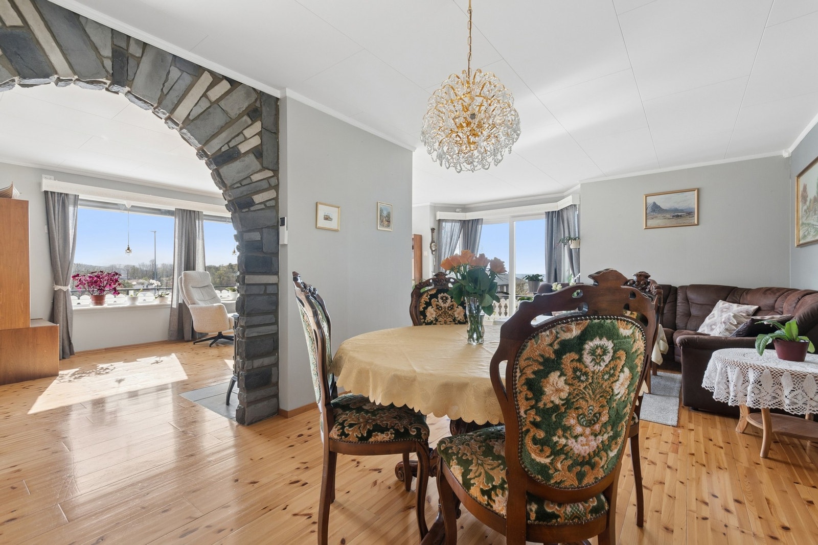Spisestuen er en naturlig del av oppholdsrommet, med god plass til et større spisebord. Galleribilde