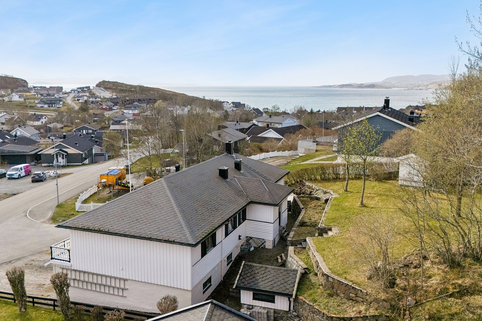 Boligen ligger på en lett hellende tomt med hage og har nærhet til både skog, mark og sjøen. Galleribilde