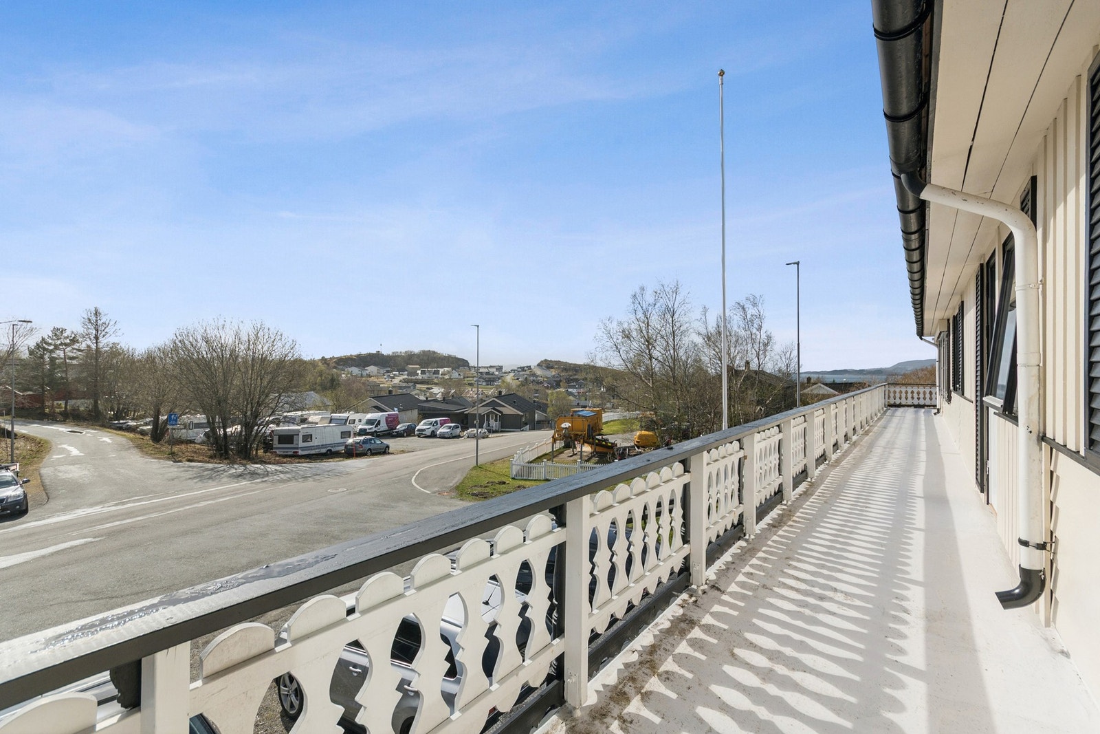 Den lange balkongen strekker seg langs fasaden og gir rikelig med uteplass. Galleribilde