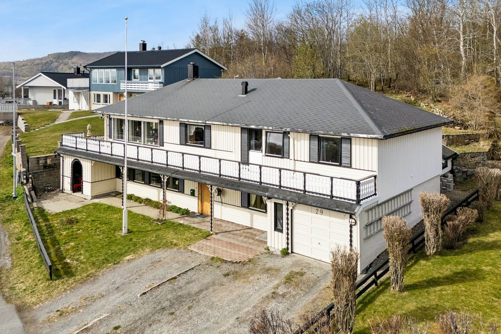 Eiendommen er opparbeidet med et romslig, gruset parkeringsareal og har en integrert garasje i underetasjen. Galleribilde