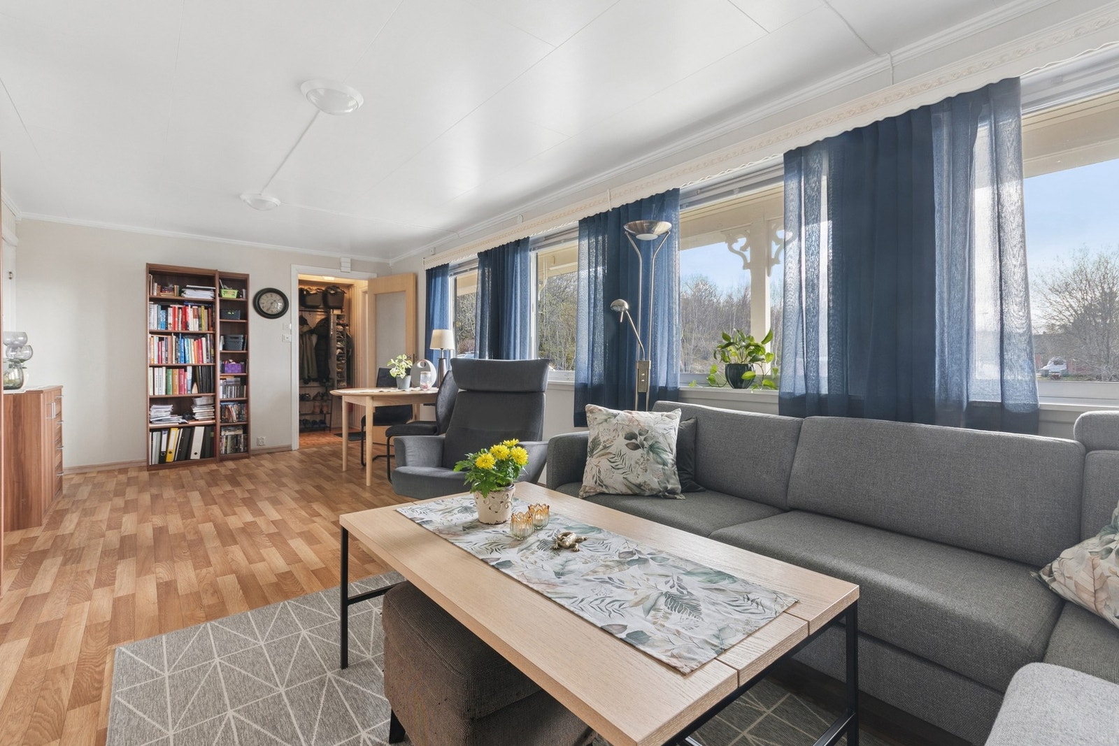 Stuen i leiligheten har laminat på gulvet og plass til både sofagruppe og spisestue. Galleribilde