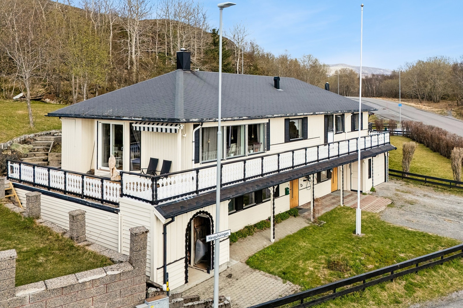 Velkommen til Havgulsvingen 29! Foto: EFKT.
En innholdsrik enebolig med en stor, omkransende balkong og en separat utleiedel i underetasjen. Galleribilde
