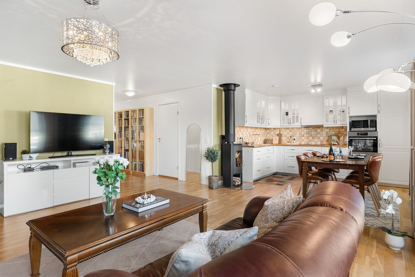 Rommet er romslig og har god plass til både sofagruppe og spisegruppe i tilknytning til kjøkkenet. Galleribilde