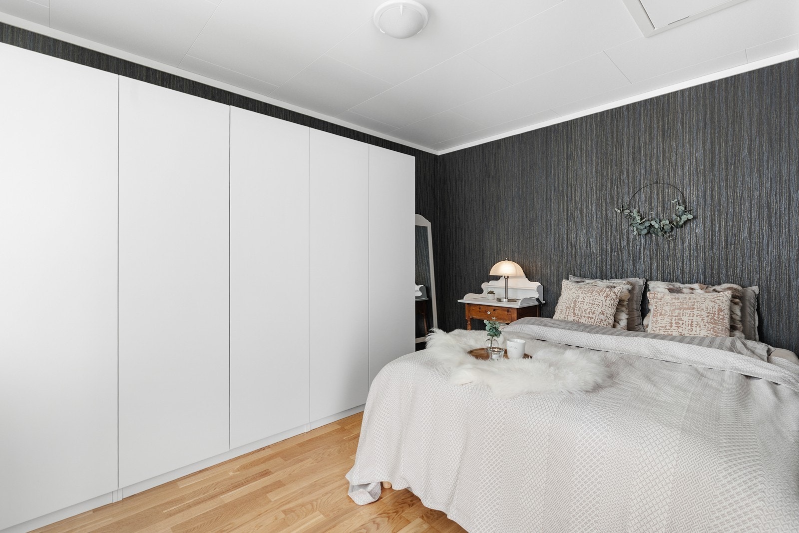 Soverommene er romslig med god plass til dobbeltseng, nattbord og garderobeskap. Galleribilde