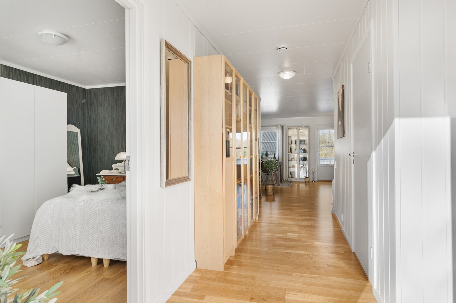 Boligen har to gode soverom på hver sin side av entré/gang. Galleribilde