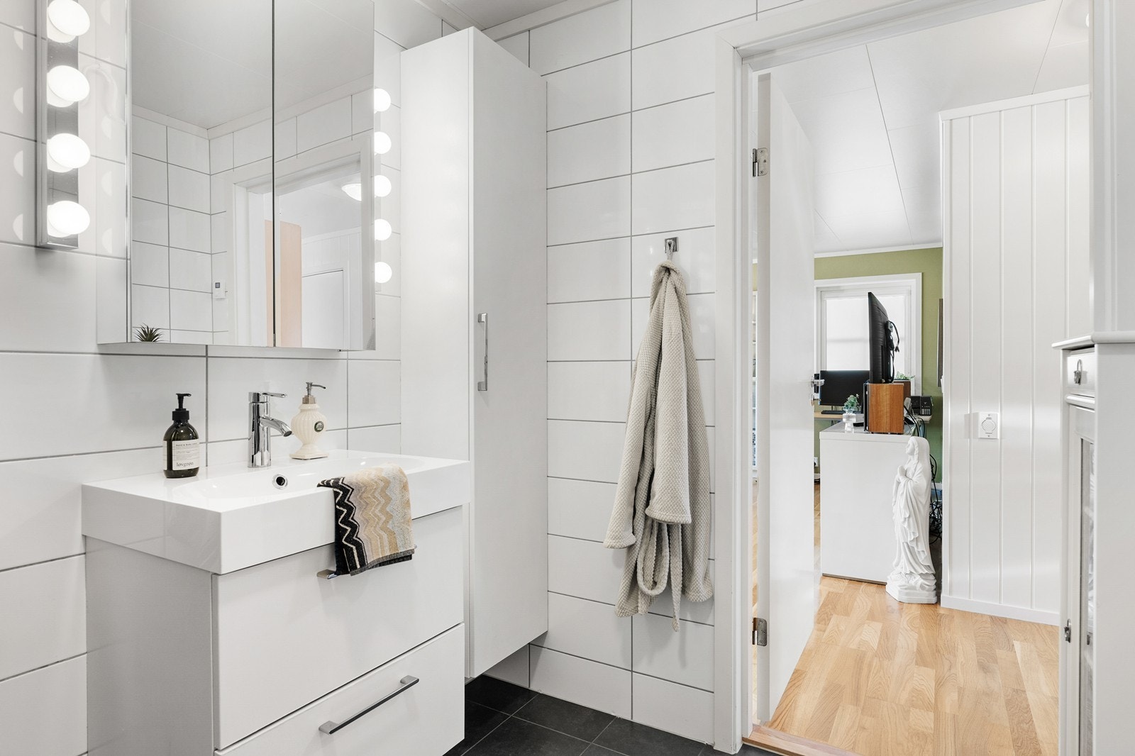 Badet er helfliset med gulvvarme. Galleribilde