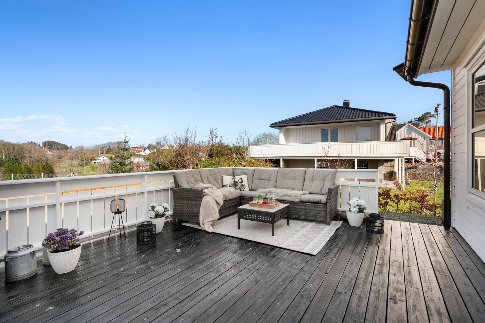 Fra stuen/kjøkken er det utgang til en herlig terrasse på ca. 36 m², hvor fine dager kan nytes. Galleribilde