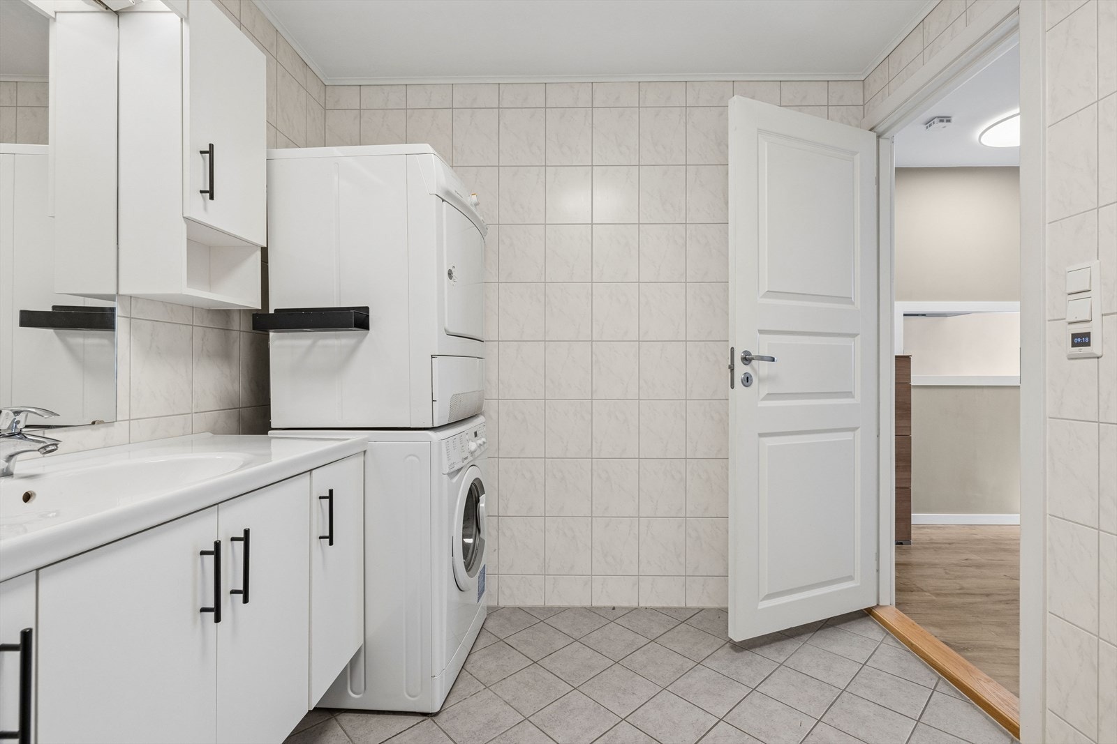 Det er opplegg til vaskemaskin på badet og varmekabler i gulv Galleribilde