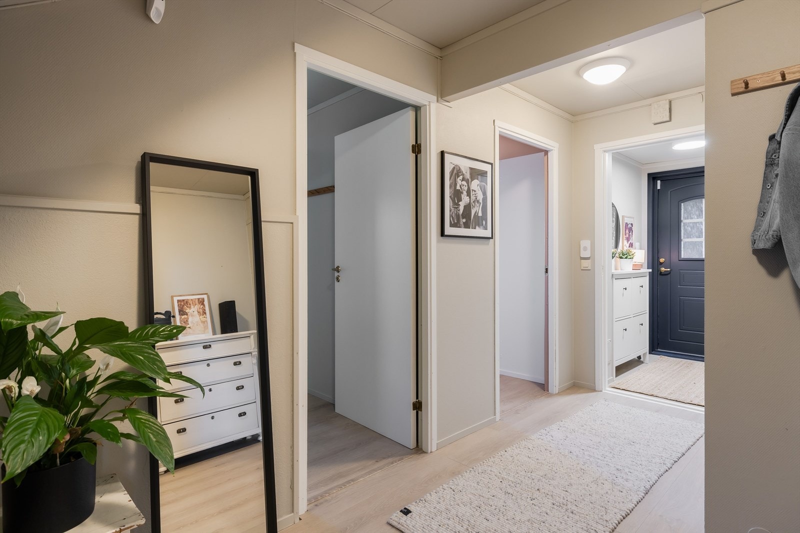 Lys gang med adkomst til alle rommene i 1. etasje. Galleribilde