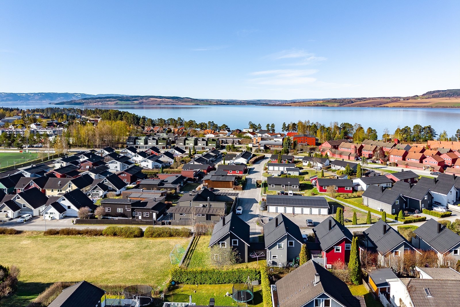 Det er kort vei til både barnehager og skoler for alle alderstrinn. Galleribilde