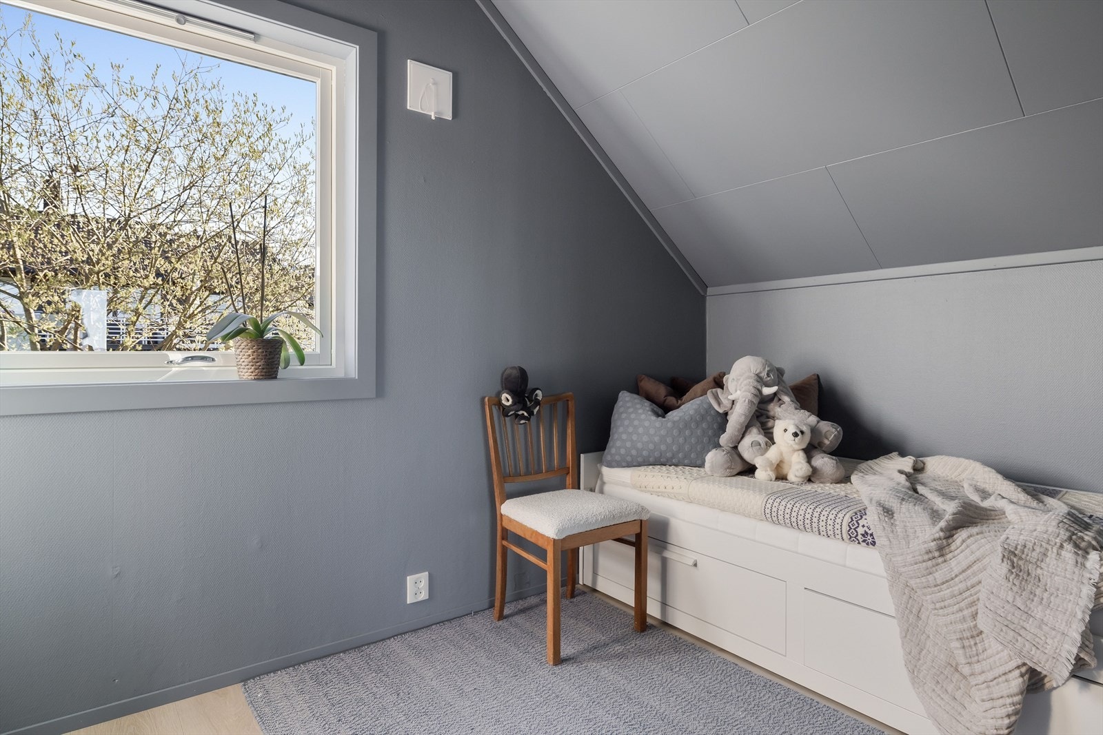 Soverom tre ligger i 2. etasje og egner seg godt som kontor, gjesterom eller barnerom. Galleribilde