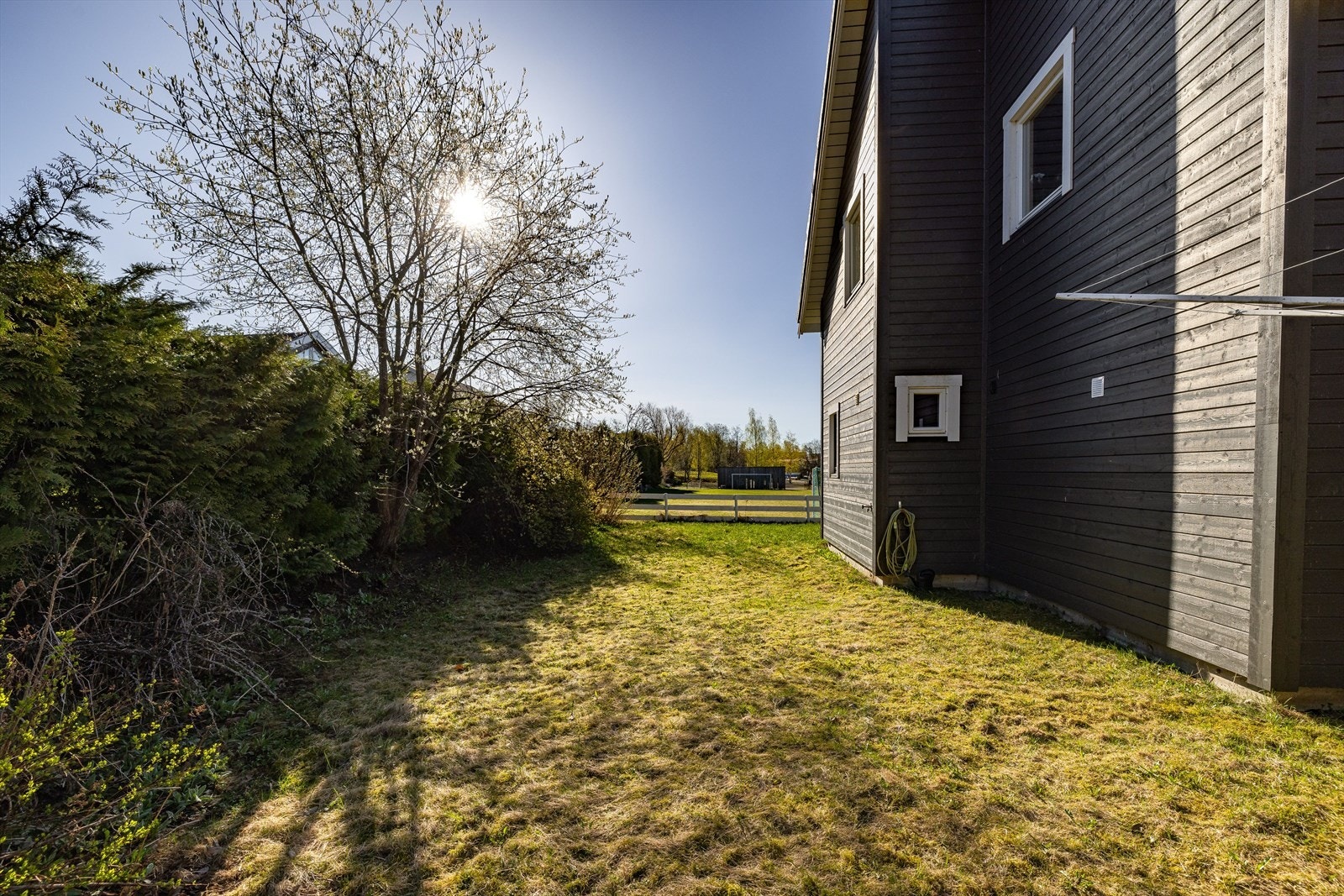 Borettslaget har felles eiertomt, men hver enkelt andel disponerer det som naturlig tilfaller sin del. Galleribilde