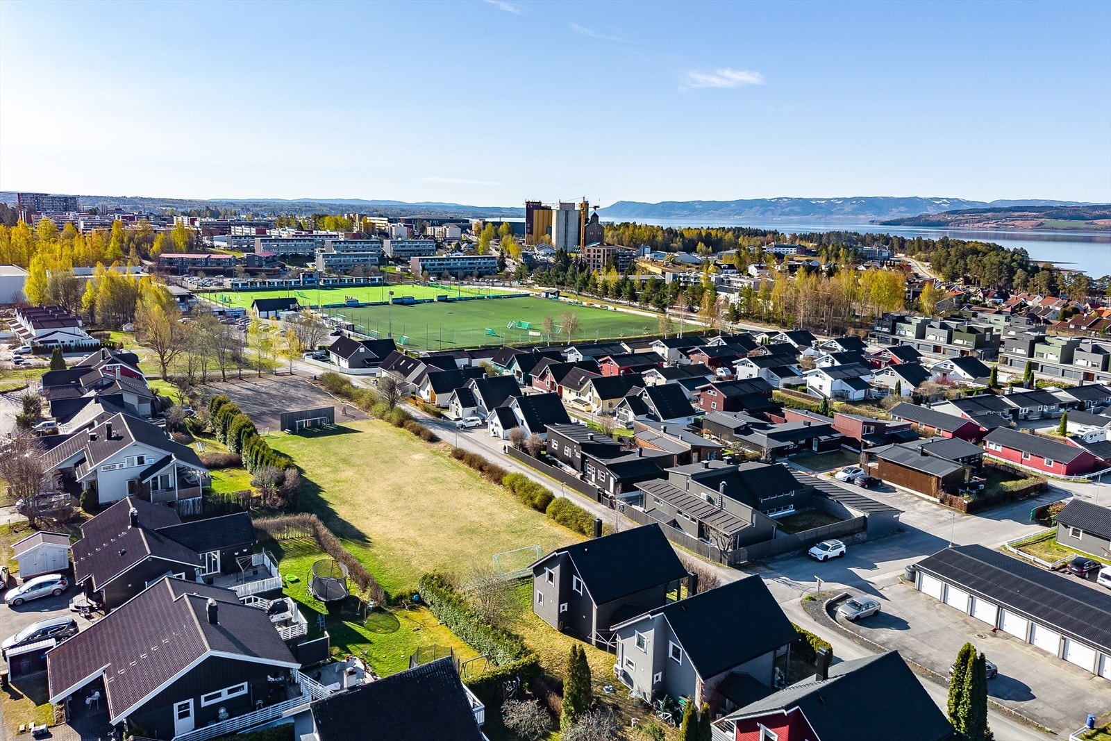 Boligen ligger på enden av en rekke og har friområder rett utenfor. Galleribilde