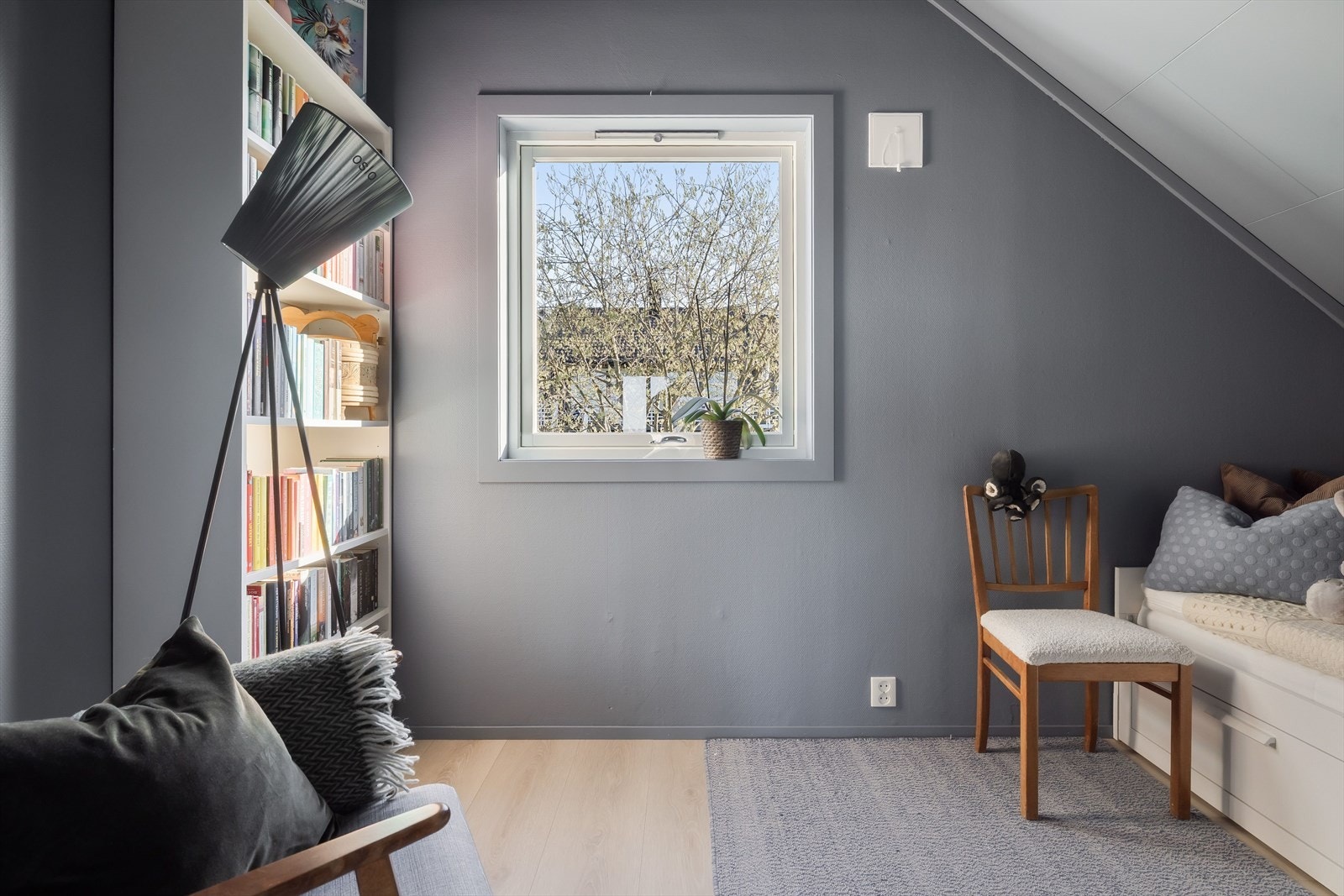 Rommet er malt i en gråblå tone. Galleribilde