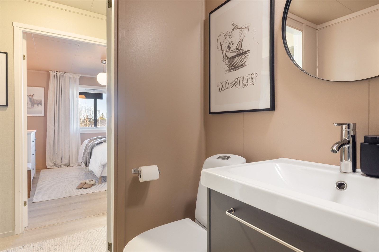 Det er kort vei fra de to soverommene i 1. etasje og til badet. Galleribilde