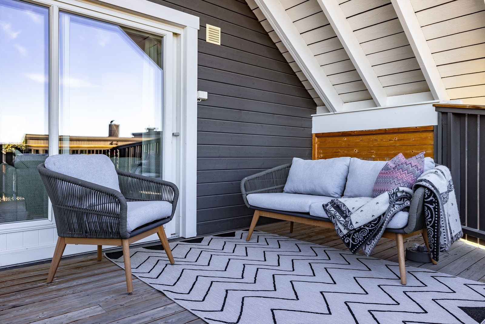 Her er det god plass til flere sittegrupper, grill og annet ønskelig. Galleribilde