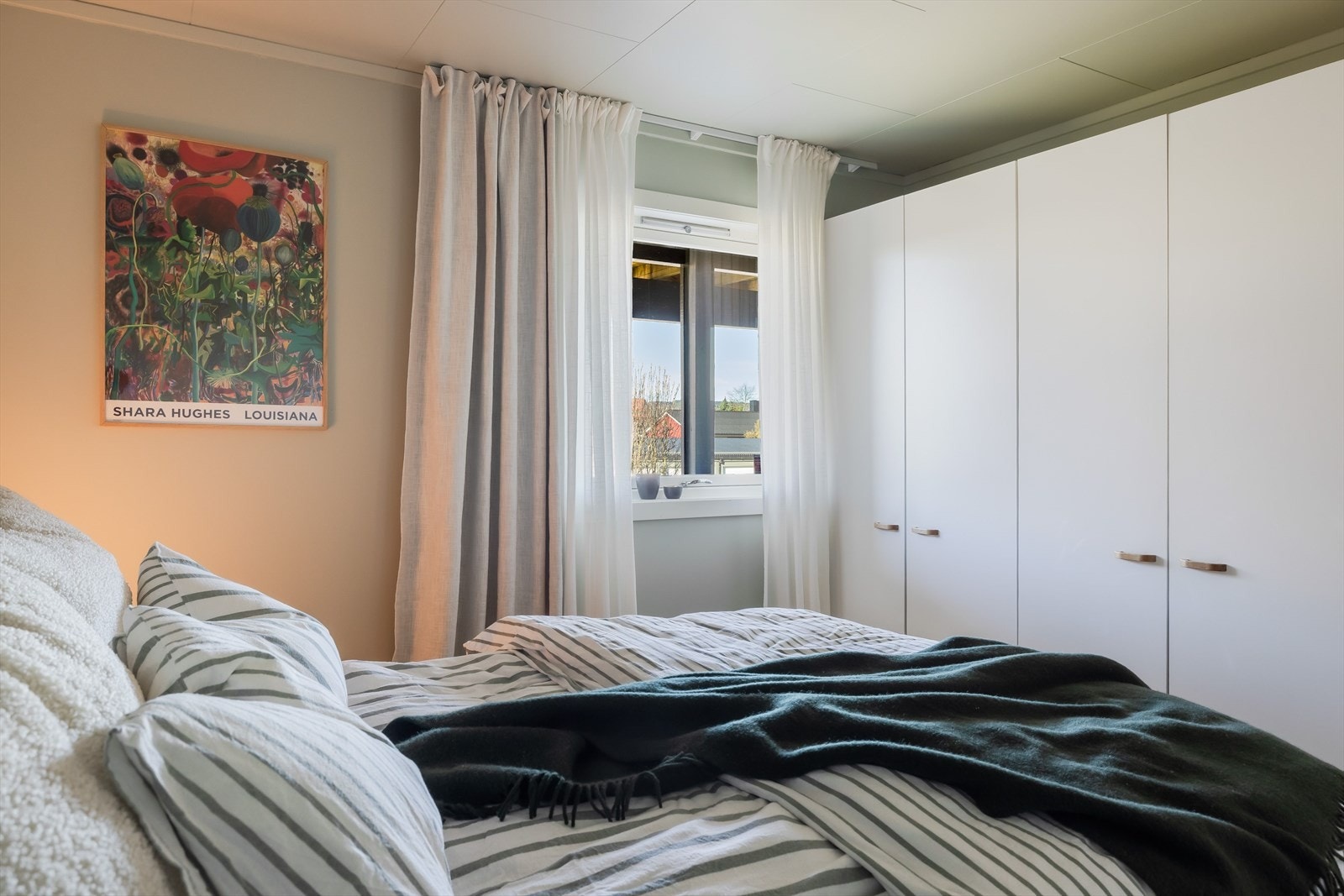 Rommet vender ut mot terrassen i 1. etasje. Galleribilde