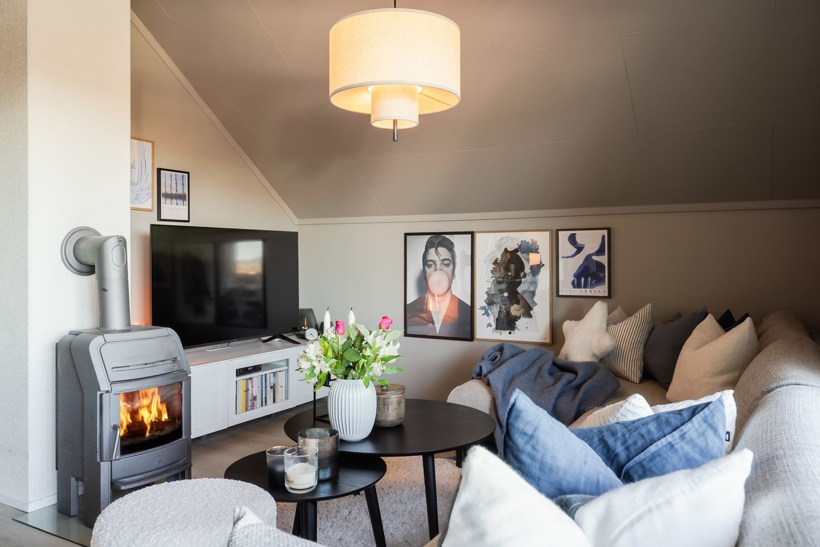 Det er plass til sofagruppe med tilhørende TV-møblement. I stua er det montert vedovn. Galleribilde