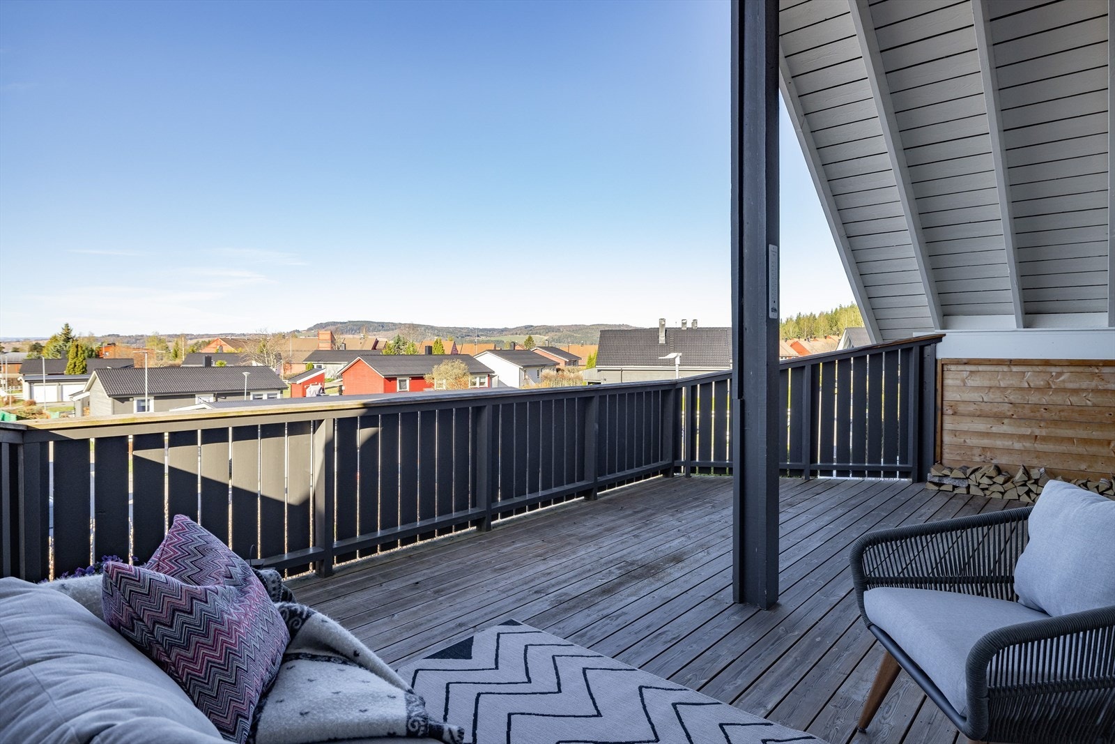 Balkongen er delvis overbygd og er på hele 22 m². Galleribilde