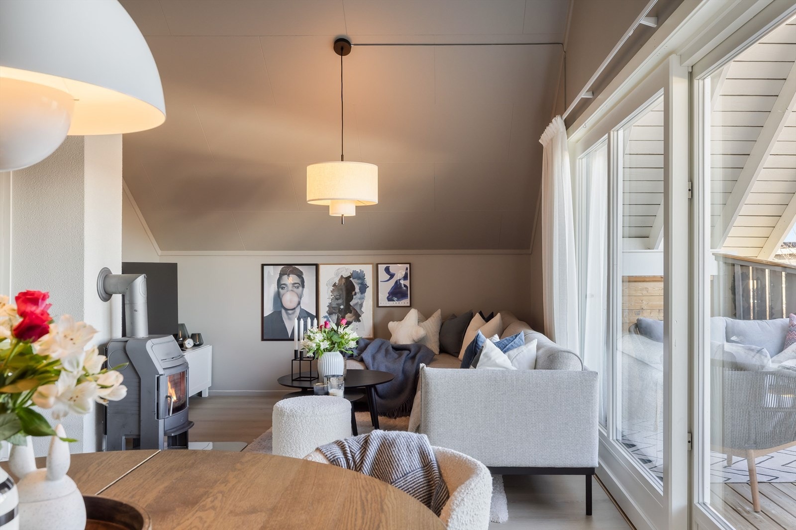 Rommet er malt i duse og fine farger noe som skaper god og lun stemning. Galleribilde