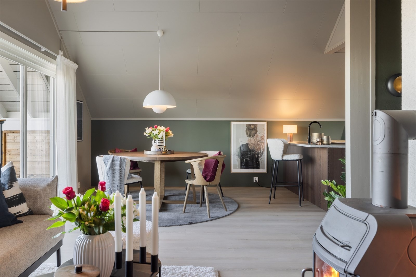 Stua og kjøkkenet er et åpent og sosialt rom. Galleribilde