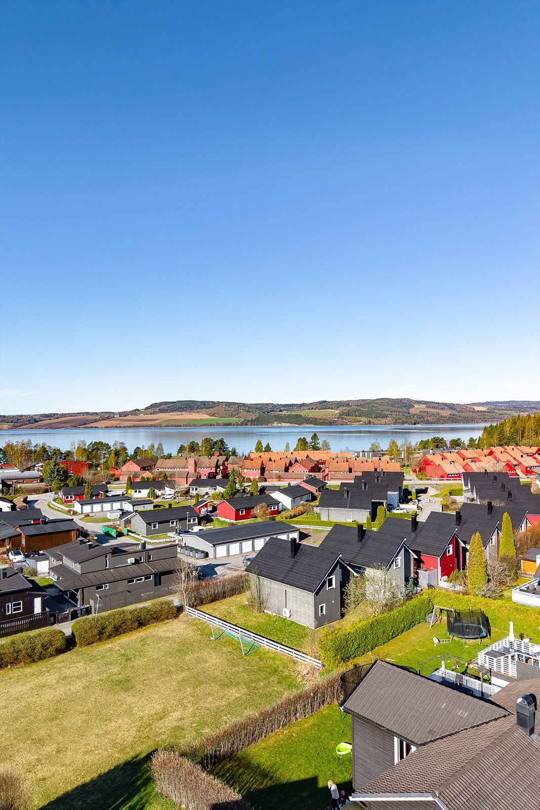 Mjøsa med bademuligheter og fine turstier ligger kun en kort gåtur unna. Galleribilde