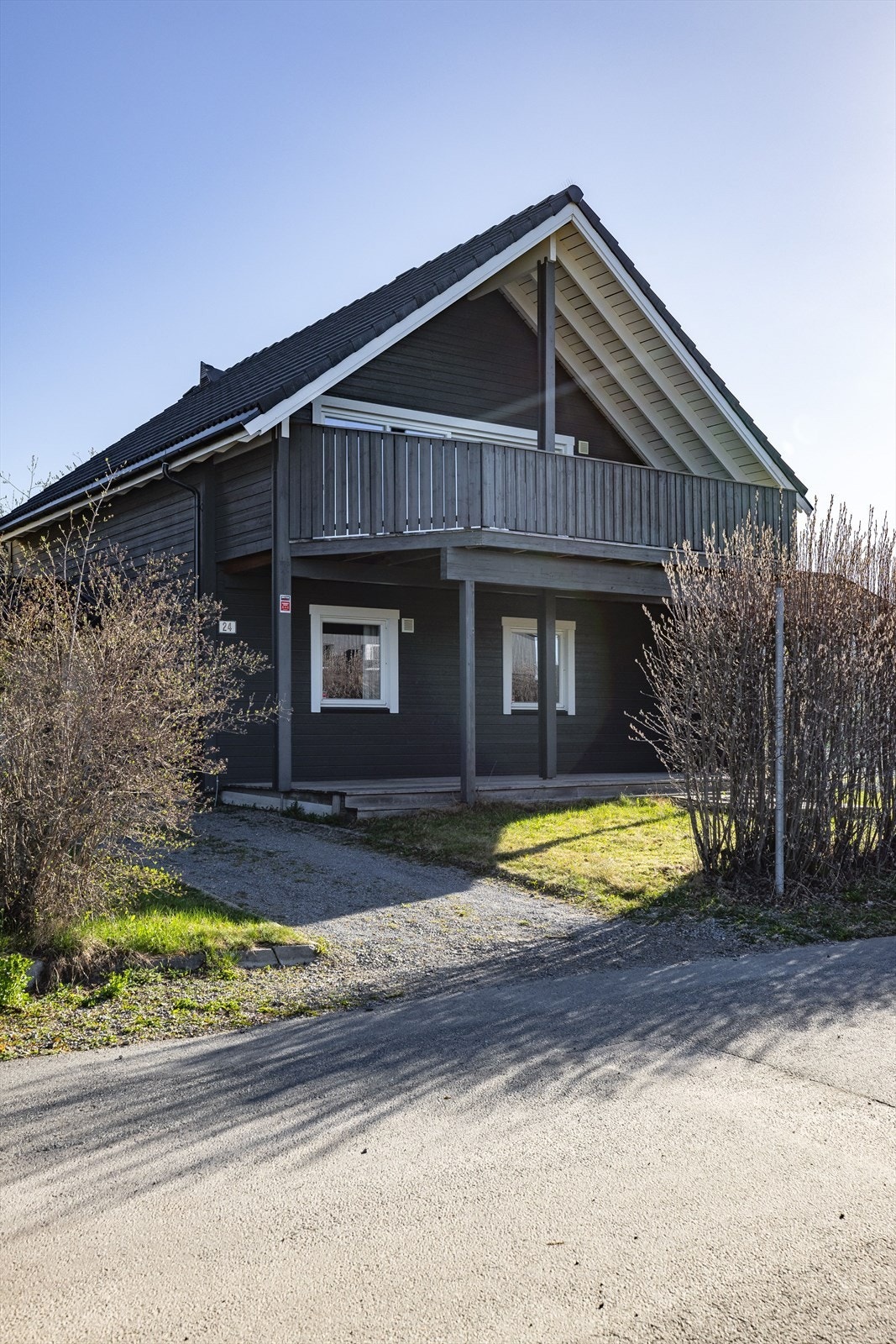 Boligen er oppført i 1987. Den er oppgradert utvendig i 2015 med etterisolering og ny kledning, samt nye vinduer fra 2009 foruten om ett på boden. Galleribilde