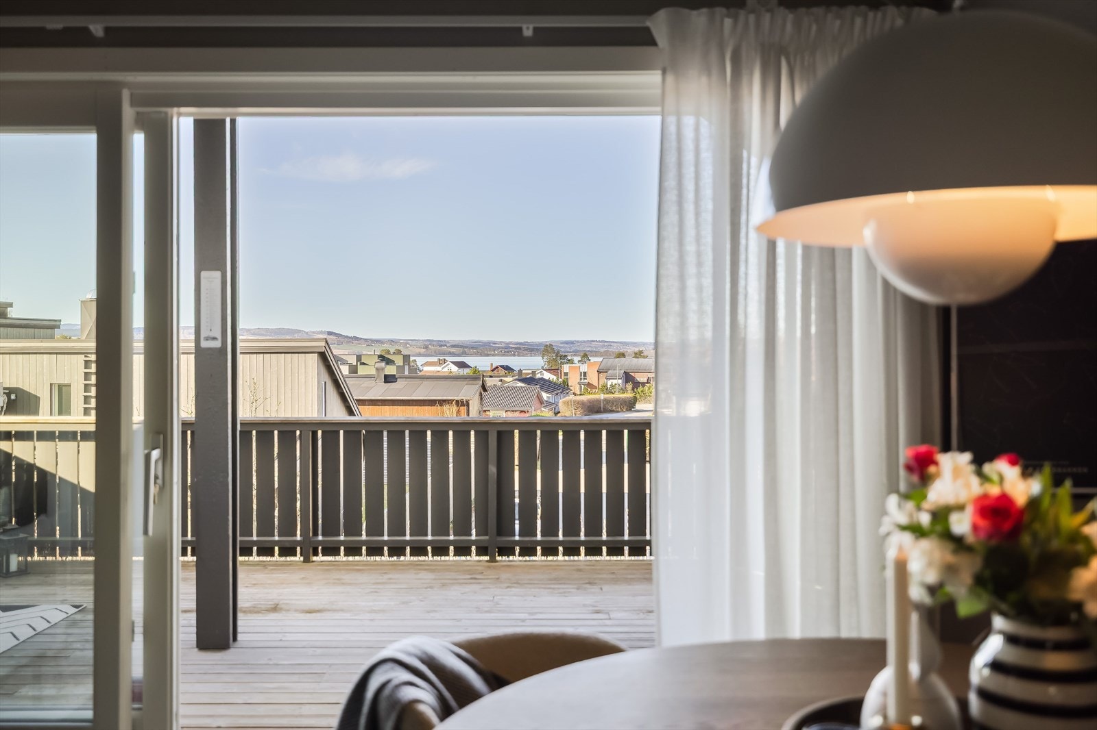 Det er satt inn en romslig skyvedør fra stua og ut mot balkongen. Denne gir både rikelig med lysinnslipp samtidig som utsikten kan nytes. Galleribilde