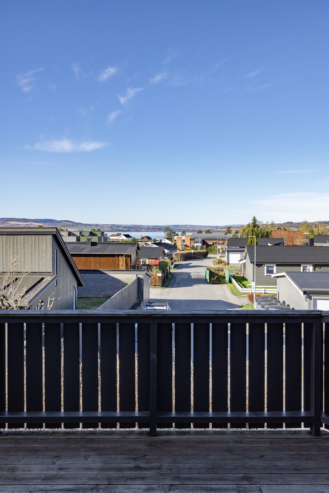 Utsyn mot Mjøsa og området rundt fra balkongen. Galleribilde