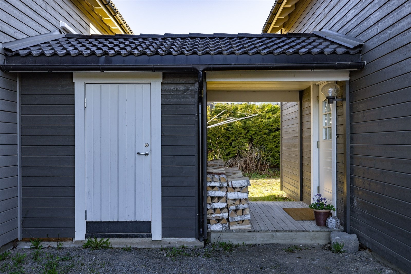 Overbygd inngangsparti og adkomst til utvendig bod på ca. 5 m². Galleribilde