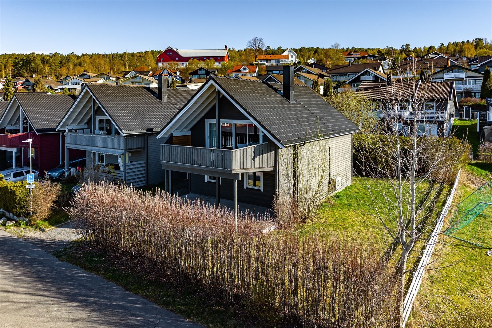 Boligen er en del av et borettslag beliggende nederst i Furuberget. Galleribilde
