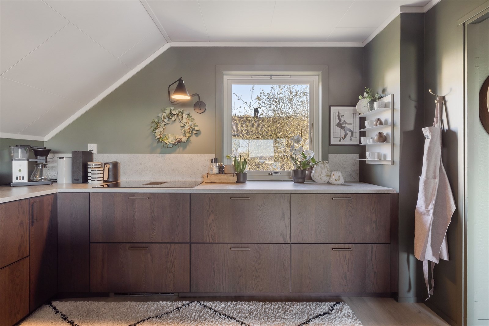 Kjøkkenet er fra IKEA og har en moderne innredning med underskap med mørke skuffefronter. Galleribilde