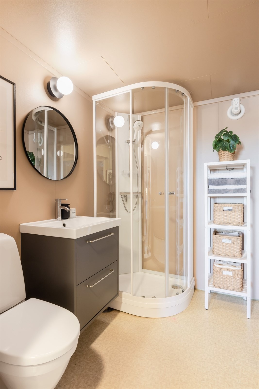 Badet ligger i 1. etasje og er fra byggeåret. Det har vinylbelegg på gulvet og malte plater på vegg og i himling. Galleribilde