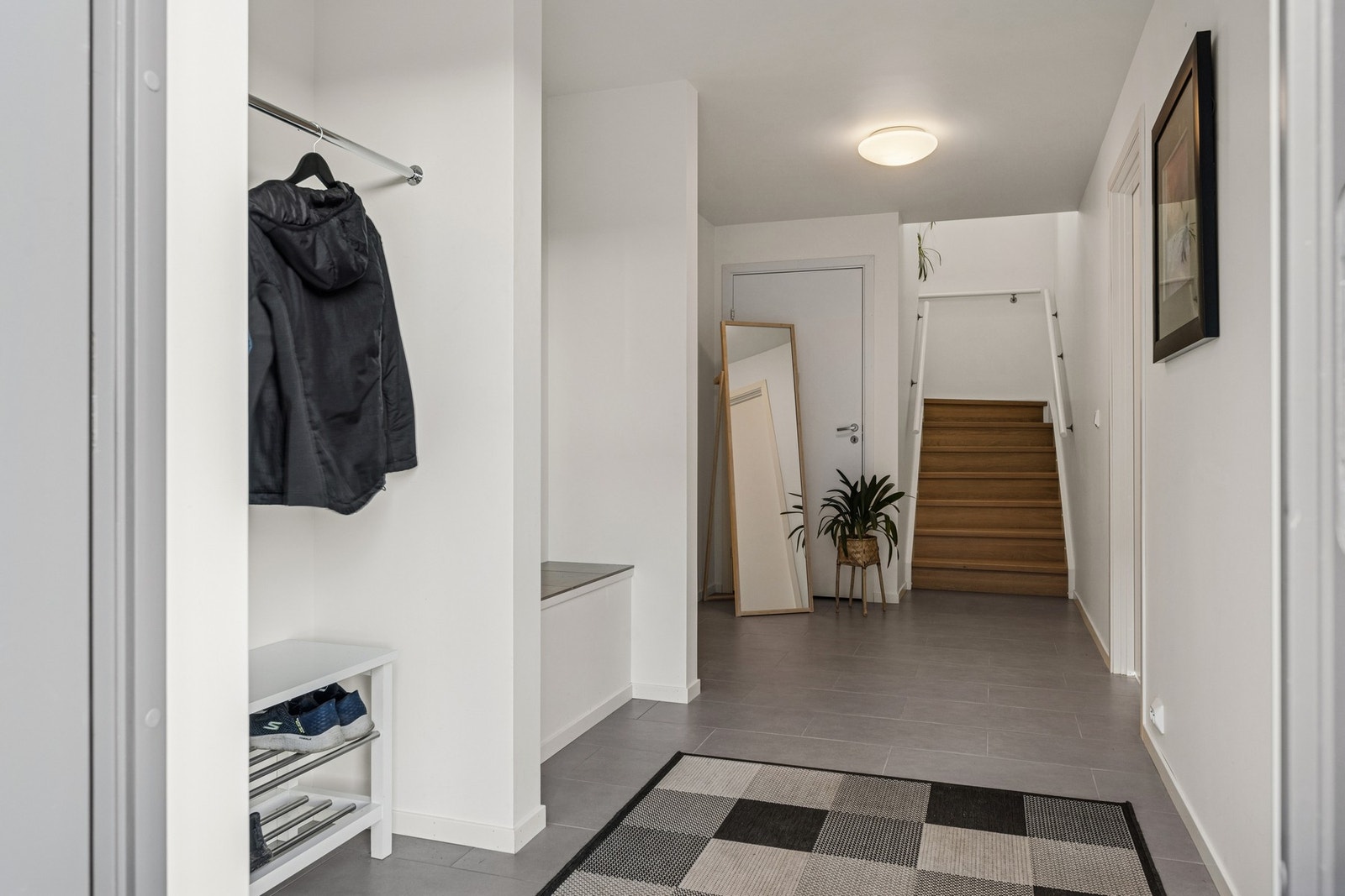 Flislagt entre med god oppbevaringsplass og flott plass bygget benk Galleribilde