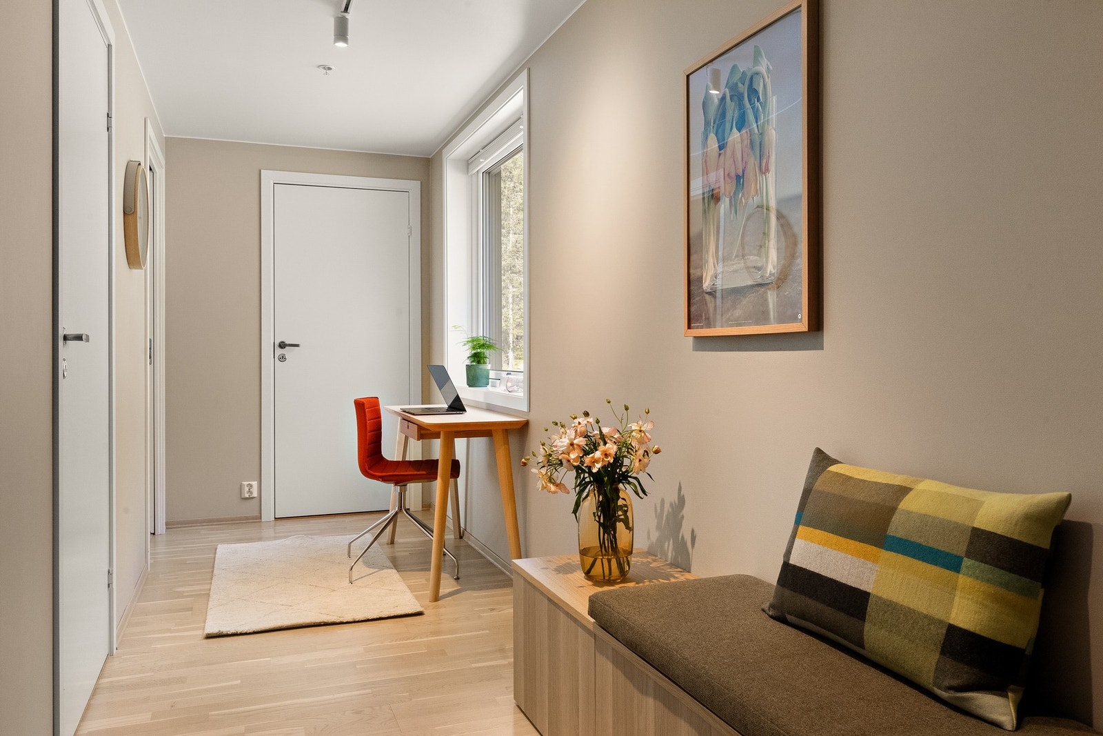 Entreen gir plass for garderobe og arbeidsplass Galleribilde