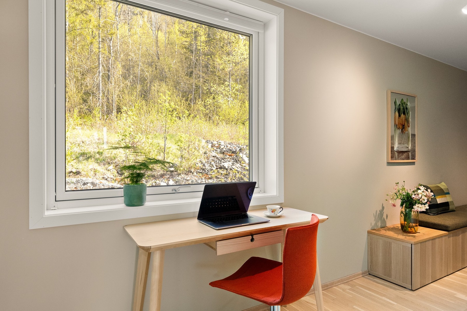 I gangen er det en fin plass for hjemmekontor foran vinduet med utsikt til skogen utenfor Galleribilde