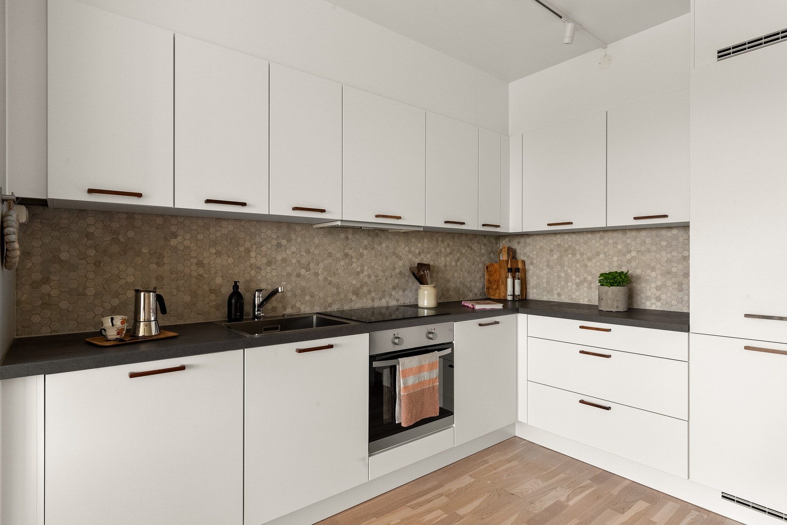 Kjøkkenet er fra KEO, og har god skap- og benkeplass med flott backsplash i marmorflis. Galleribilde
