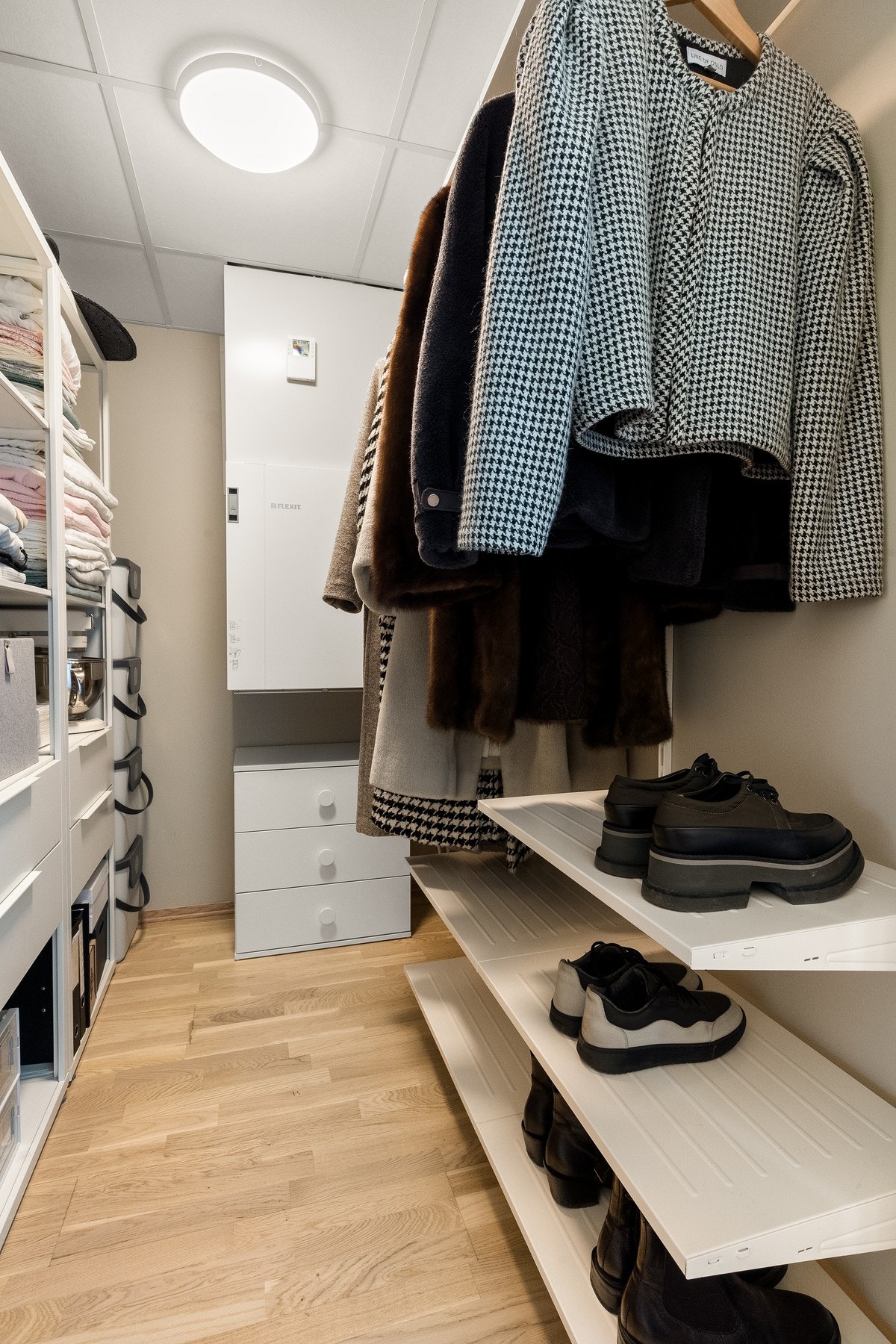 Leiligheten har en fin 6 kvm bod som benyttes som garderobe Galleribilde