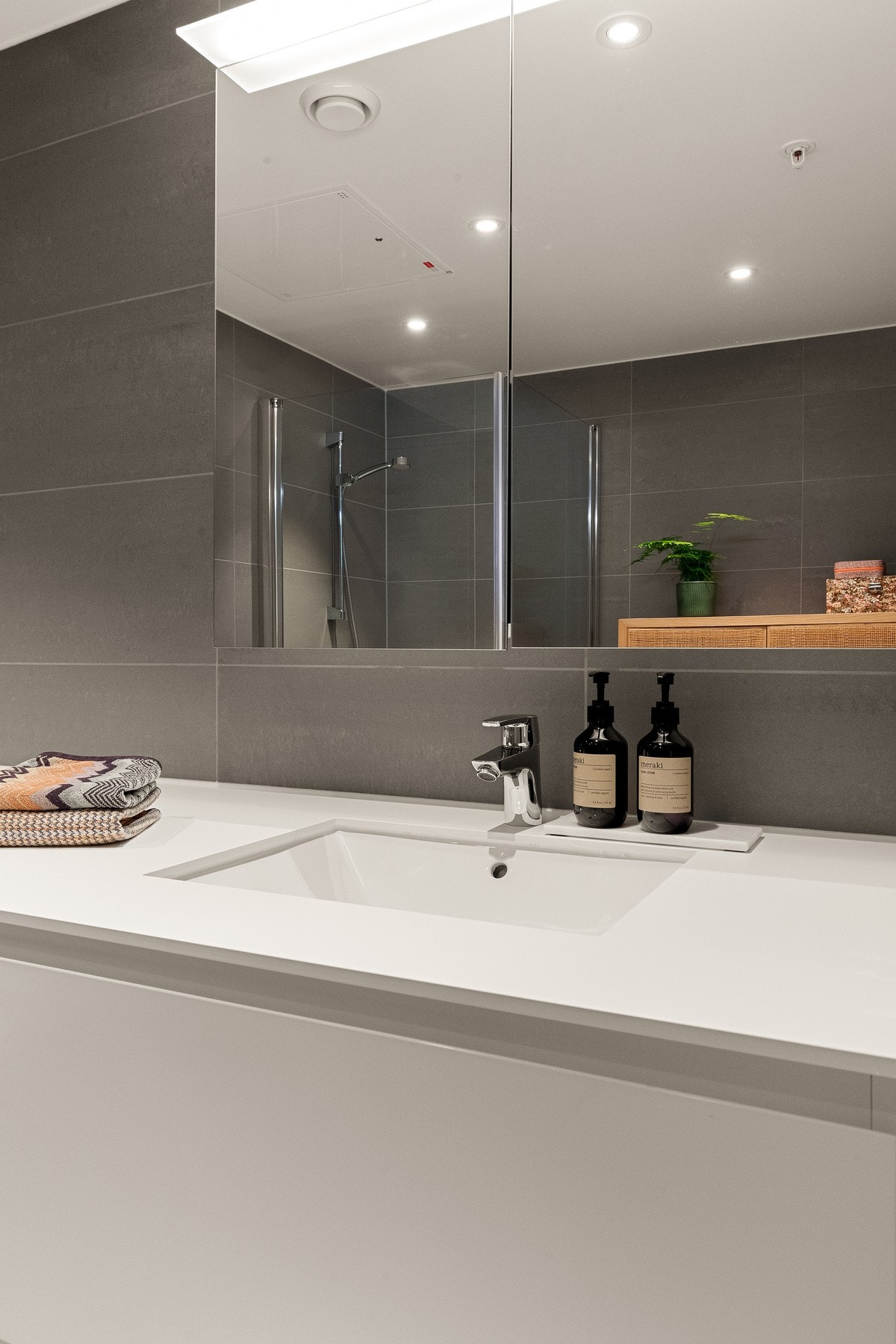 Badet har et flott praktisk speilskap som gir ekstra lagring Galleribilde