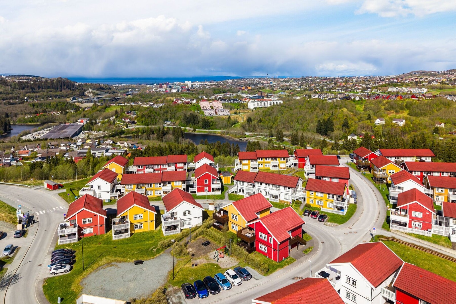 Boligen har en tilbaketrukket beliggenhet, men samtidig er det kort vei til dagligvare, treningssenter, skole, barnehage og øvrige servicefasiliteter. Galleribilde