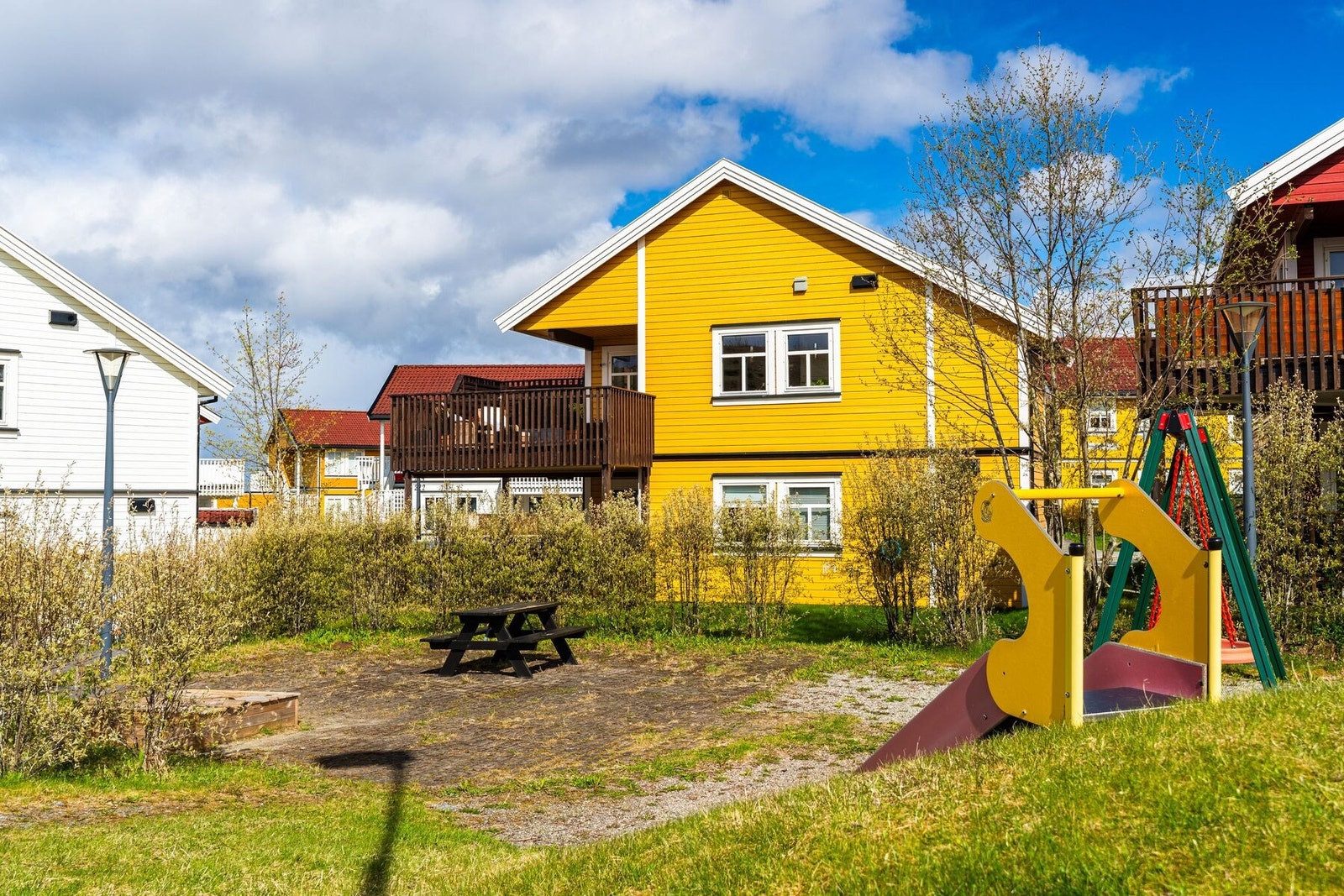 Området er opparbeidet for alle aldre, også for de minste med lekeplass og grøntarealer. Galleribilde