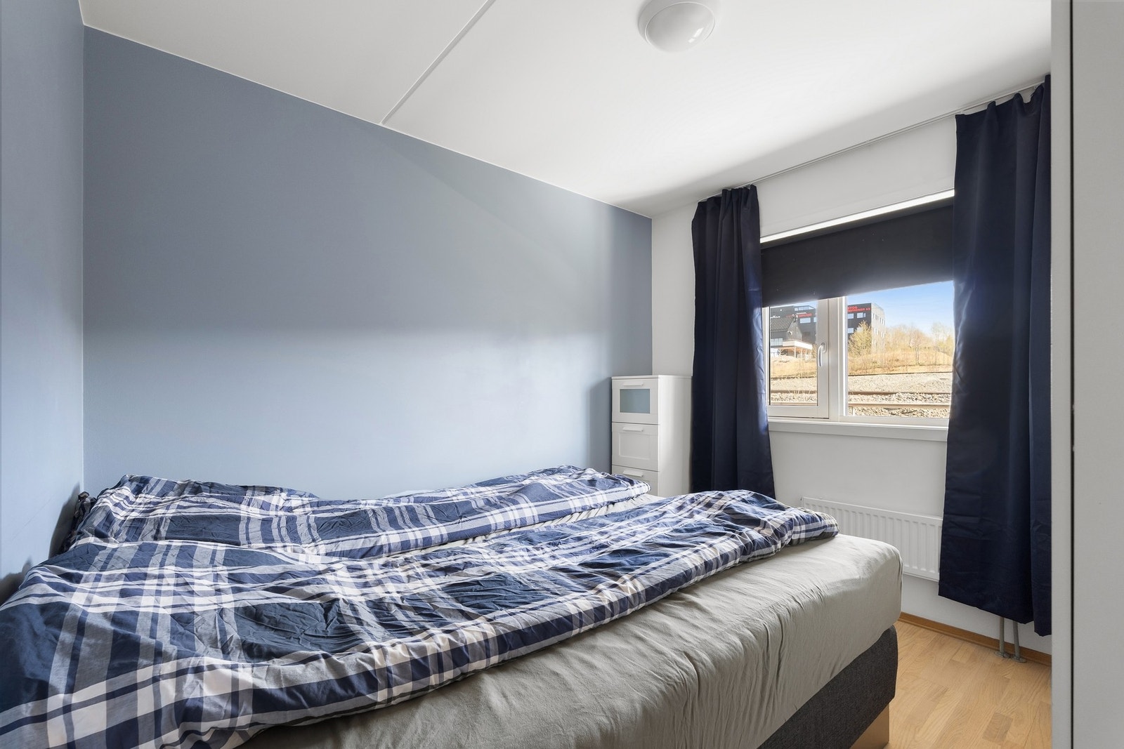 Soverom på 8,7 m² med plass til dobbeltseng og ønsket garderobeløsning. Galleribilde