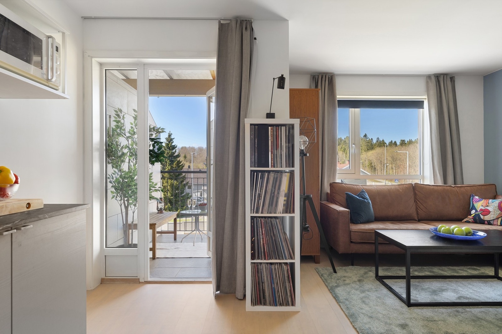 Store vindusflater slipper inn rikelig med dagslys og gir stuen en lys og luftig atmosfære. Galleribilde